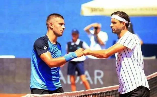 首个体育场 首个体育场